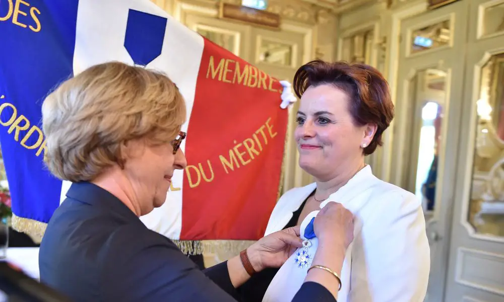 Anne Marie QUEMENER, Commissaire Générale du SPACE, décorée des insignes de Chevalier dans l’Ordre national du Mérite