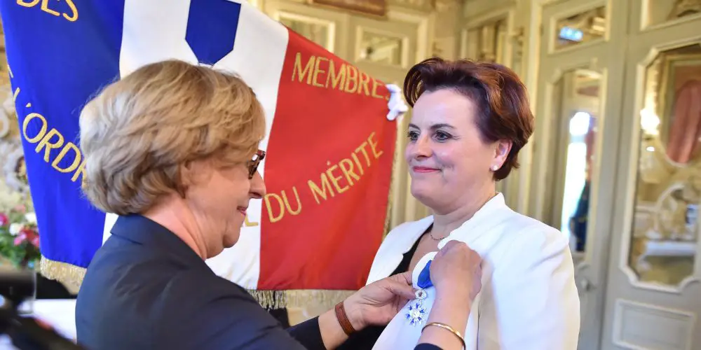 Anne Marie QUEMENER, Commissaire Générale du SPACE, décorée des insignes de Chevalier dans l’Ordre national du Mérite