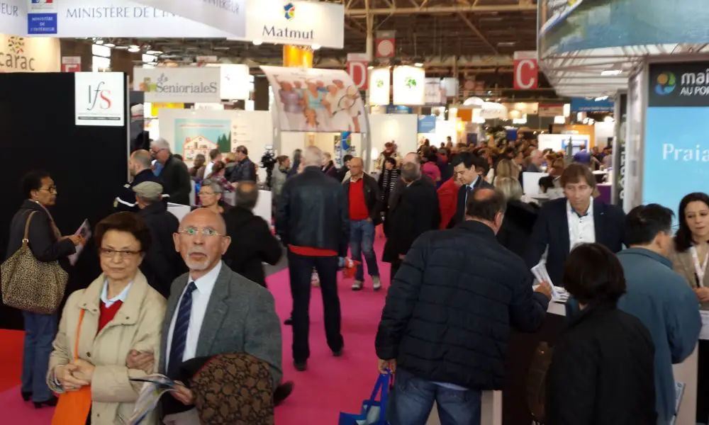 visiteurs du salon des séniors de paris